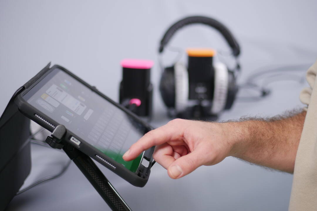 Passend zu Deinem iPad hast Du eine Klemmhalterung, mit der Du es als mobiles Ton- und Videostudio nutzen kannst.
